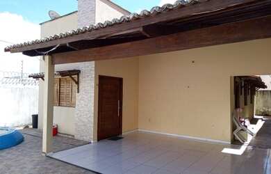 Imagem: A casa possui 3 Dormitórios, 2 Banheiros, 2 Vagas na garagem