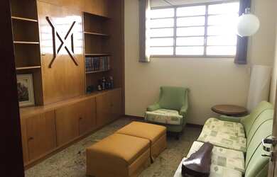 Imagem: A casa possui 4 Dormitórios, 5 Banheiros, 5 Vagas na garagem