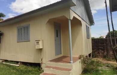 Imagem: A casa e possui 3 Dormitórios, Suítes, 1 Banheiro, 2 Vagas