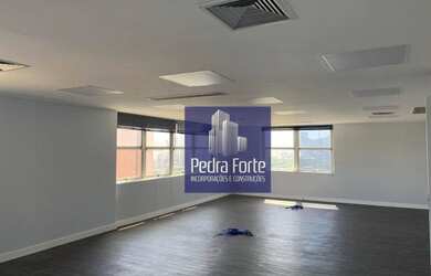 Imagem: O depósito possui 2 Vagas na garagem, 210m² de Área e está