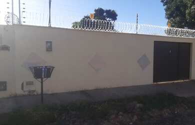 Imagem: A casa possui 3 Dormitórios, 2 Banheiros, 4 Vagas na garagem