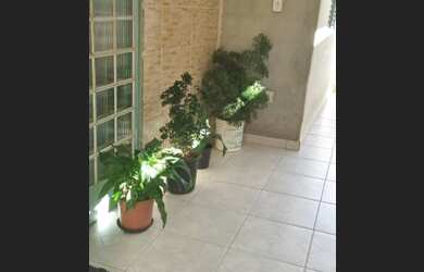 Imagem: A casa possui 3 Dormitórios e 2 Banheiros e está localizado