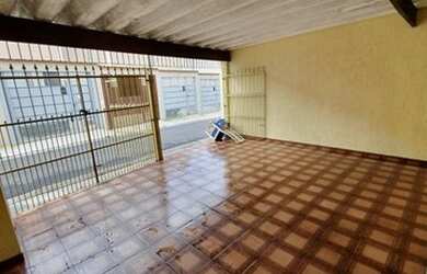 Imagem: A casa possui 3 Dormitórios, 3 Banheiros, 2 Vagas na garagem