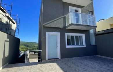 Imagem: A casa possui 3 Dormitórios, 3 Banheiros, 2 Vagas na garagem