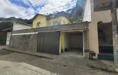 Imagem: A casa possui 3 Dormitórios, 2 Banheiros, 1 Vaga na garagem