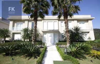 Imagem: A casa em condomínio possui 4 Dormitórios, 5 Banheiros, 5