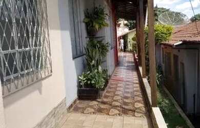 Imagem: A casa possui 2 Dormitórios, 1 Banheiro, 1 Vaga na garagem