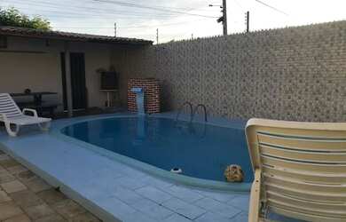 Imagem: A casa possui 2 Dormitórios, 2 Banheiros, 3 Vagas na garagem