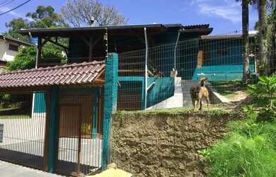 Imagem: A casa possui 3 Dormitórios, 1 Banheiro, 2 Vagas na garagem