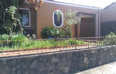 Imagem: A casa possui 3 Dormitórios, 2 Banheiros, 4 Vagas na garagem