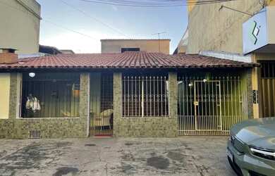 Imagem: A casa possui 3 Dormitórios, 1 Banheiro, 2 Vagas na garagem