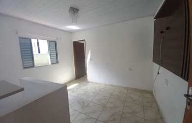 Imagem: A casa possui 4 Dormitórios, 2 Banheiros, 1 Vaga na garagem