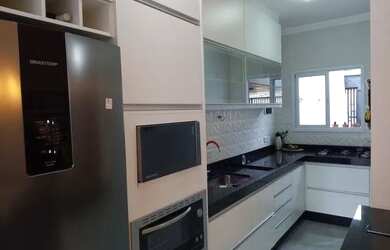 Imagem: A casa em condomínio possui 3 Dormitórios, 2 Banheiros, 2