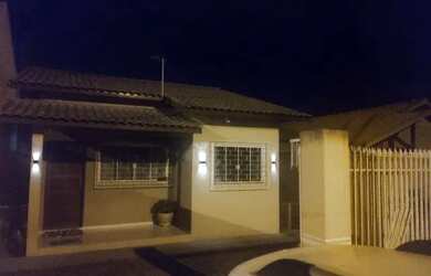 Imagem: A casa possui 3 Dormitórios, 1 Banheiro, 2 Vagas na garagem