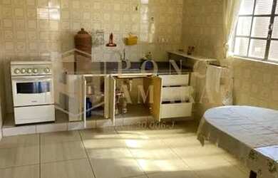 Imagem: A casa possui 2 Dormitórios, 1 Banheiro, 1 Vaga na garagem