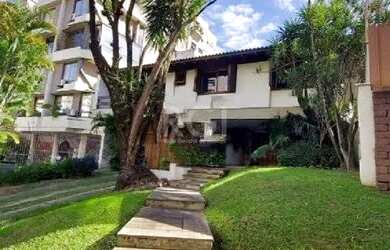 Imagem: A casa possui 4 Dormitórios, 5 Banheiros, 4 Vagas na garagem