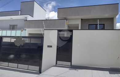 Imagem: A casa possui 3 Dormitórios, 3 Banheiros, 2 Vagas na garagem