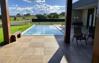 Imagem: A casa em condomínio possui 4 Dormitórios, 5 Banheiros, 4