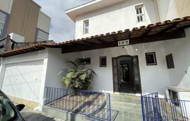 Imagem: A casa possui 4 Dormitórios, 4 Banheiros, 4 Vagas na garagem