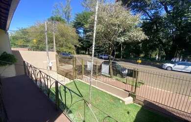 Imagem: A casa possui 4 Dormitórios, 2 Banheiros, 2 Vagas na garagem