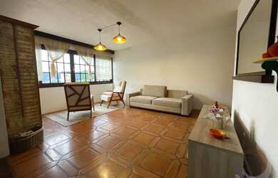 Imagem: A casa possui 3 Dormitórios, 1 Banheiro, 2 Vagas na garagem