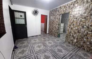 Imagem: A casa possui 2 Dormitórios, 1 Banheiro, 2 Vagas na garagem