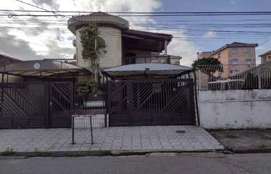 Imagem: A casa possui 4 Dormitórios, 4 Banheiros, 2 Vagas na garagem