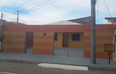 Imagem: A casa possui 2 Dormitórios, 1 Banheiro, 2 Vagas na garagem