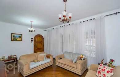 Imagem: A casa possui 4 Dormitórios, 3 Banheiros, 3 Vagas na garagem