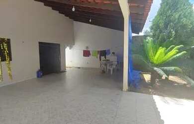 Imagem: A casa possui 2 Dormitórios, 1 Banheiro, 2 Vagas na garagem