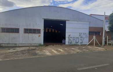 Imagem: O depósito possui 5 Vagas na garagem e 1073m² de Área e está