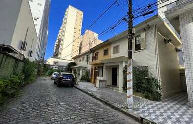 Imagem: A casa possui 3 Dormitórios, 3 Banheiros, 1 Vaga na garagem