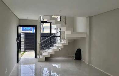 Imagem: A casa possui 3 Dormitórios, 2 Banheiros, 2 Vagas na garagem