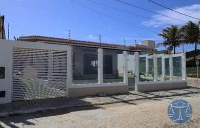 Imagem: A casa possui 3 Dormitórios, 3 Banheiros, 2 Vagas na garagem