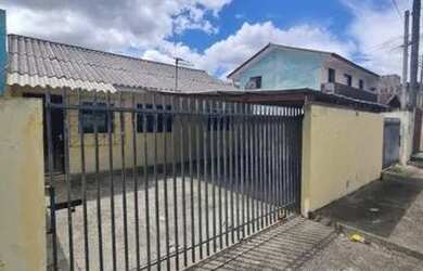 Imagem: A casa possui 3 Dormitórios, 1 Banheiro, 2 Vagas na garagem