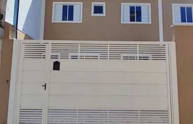 Imagem: A casa possui 2 Dormitórios, 2 Banheiros, 2 Vagas na garagem