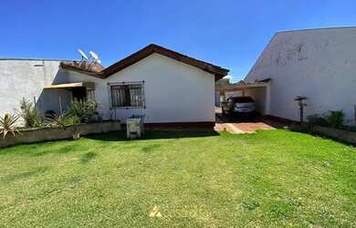 Imagem: A casa possui 3 Dormitórios, 4 Banheiros, 3 Vagas na garagem