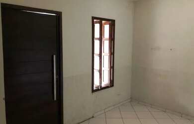 Imagem: A casa à venda possui 2 Dormitórios, 1 Banheiro, 1 Vaga na