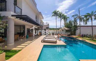 Imagem: A casa em condomínio possui 4 Dormitórios, 5 Banheiros, 5