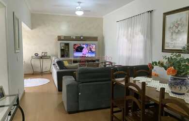 Imagem: A casa possui 3 Dormitórios, 3 Banheiros, 3 Vagas na garagem