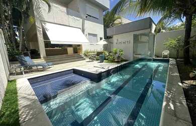 Imagem: A casa possui 4 Dormitórios, 5 Banheiros, 4 Vagas na garagem