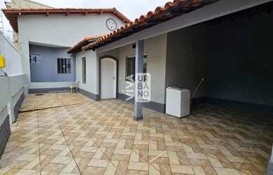 Imagem: A casa possui 3 Dormitórios, 4 Banheiros, 2 Vagas na garagem