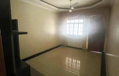 Imagem: A casa possui 3 Dormitórios, 1 Banheiro, 2 Vagas na garagem