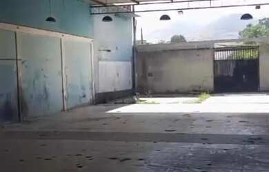 Imagem: O depósito possui 5 Vagas na garagem, 320m² de Área e está