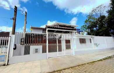 Imagem: A casa possui 3 Dormitórios, 2 Banheiros, 3 Vagas na garagem