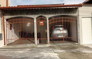 Imagem: A casa possui 4 Dormitórios, 3 Banheiros, 2 Vagas na garagem