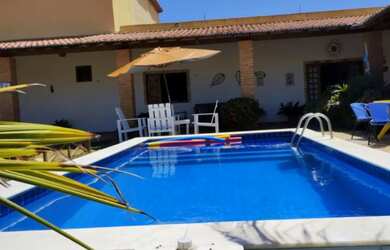 Imagem: A casa possui 5 Dormitórios, Acomodam 20 pessoas, 4 Vagas na