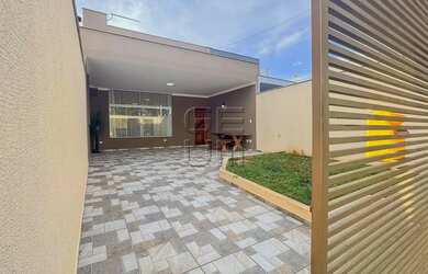 Imagem: A casa possui 2 Dormitórios, 3 Banheiros, 2 Vagas na garagem