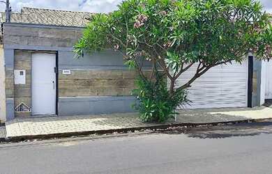 Imagem: A casa possui 3 Dormitórios, 3 Banheiros, 4 Vagas na garagem