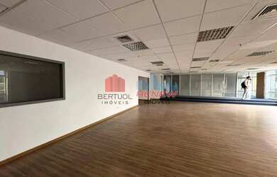 Imagem: O depósito para alugar possui 5 Vagas na garagem e 416m² de